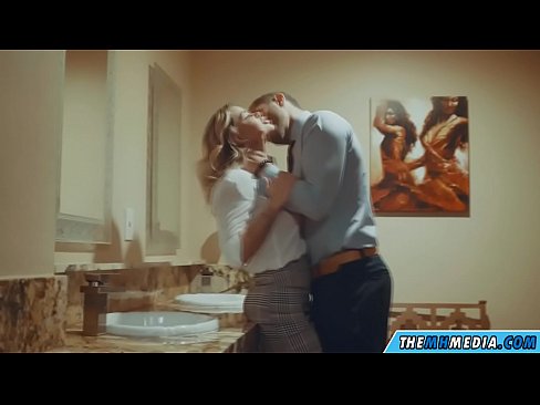 ❤️ Pamene blonde wabusty akunyengererani m'chimbudzi cha anthu onse Zolaula pa ny.pornolemon.ru  ❌